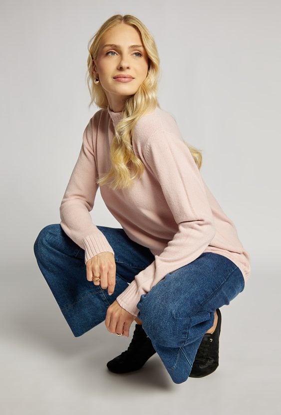 Sweter damski o klasycznym fasonie