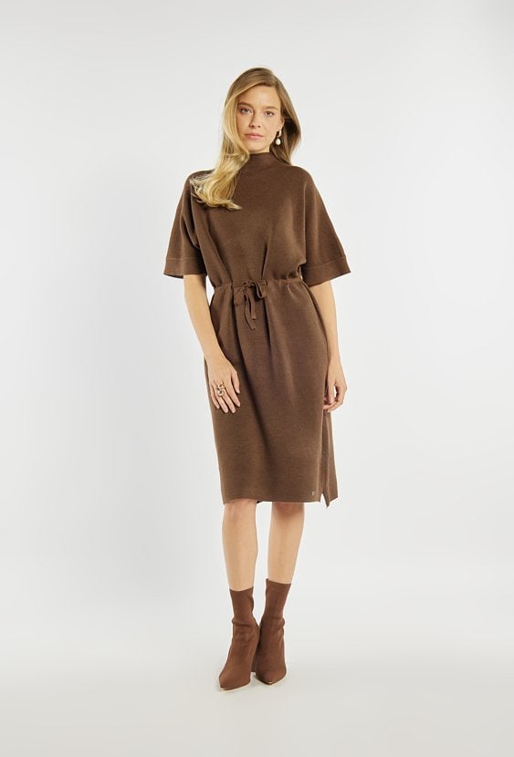 Dzianinowa sukienka z wiązaniem