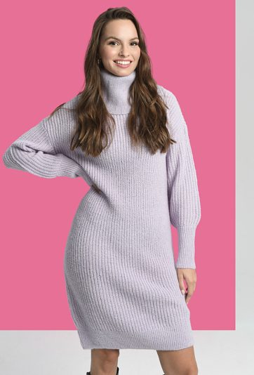 Liliowa swetrowa sukienka z golfem