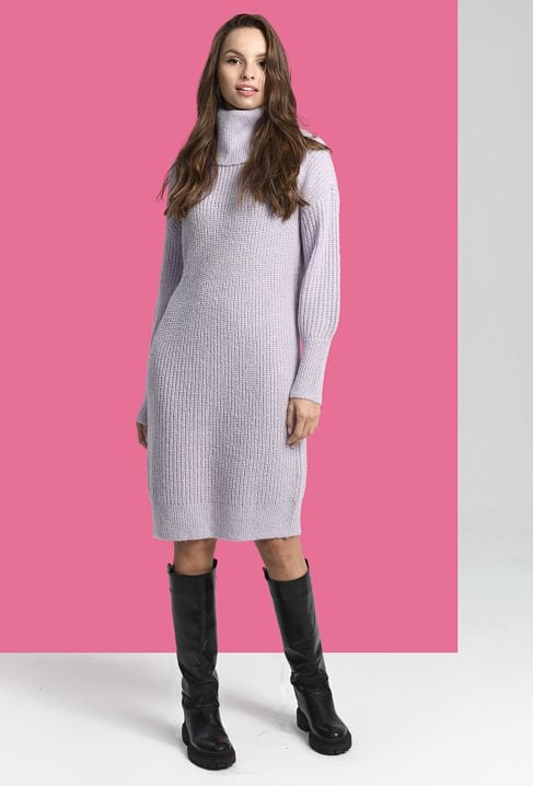 Liliowa swetrowa sukienka z golfem