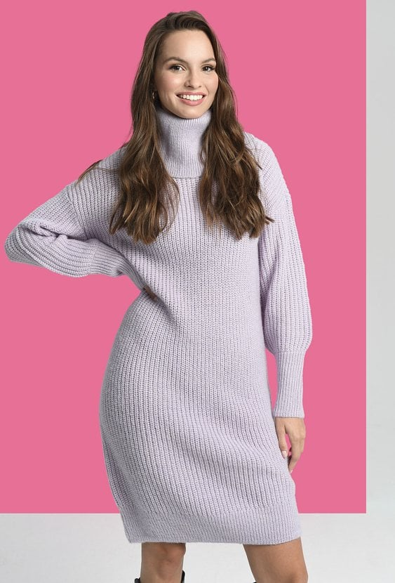 Liliowa swetrowa sukienka z golfem