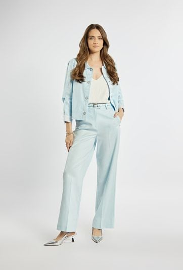 Jasnoniebieskie spodnie z szeroką nogawką