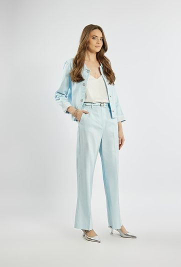 Jasnoniebieskie spodnie z szeroką nogawką