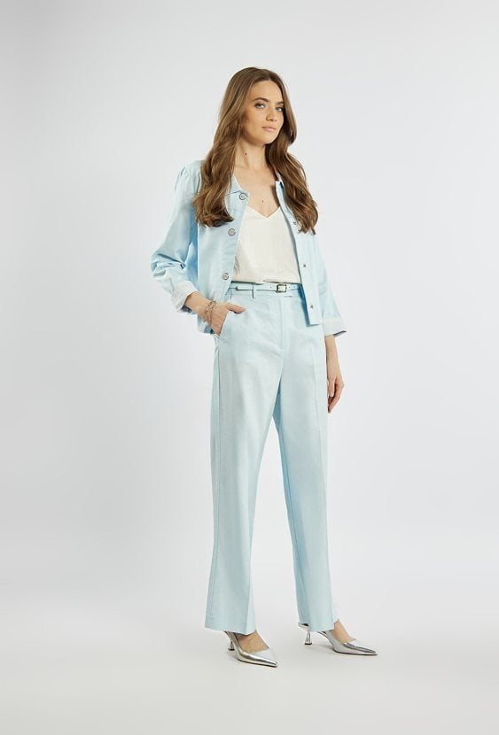 Jasnoniebieskie spodnie z szeroką nogawką