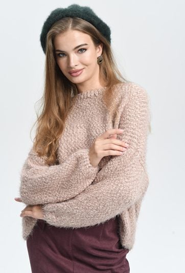Beżowy sweter bukla