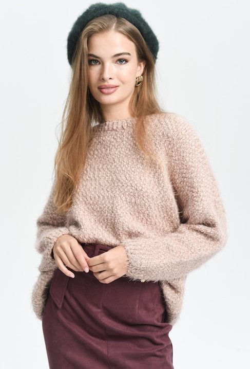 Beżowy sweter bukla