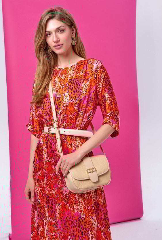 Satynowa sukienka w szlachetny wzór