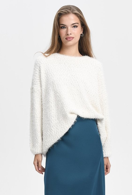 Biały sweter bukla