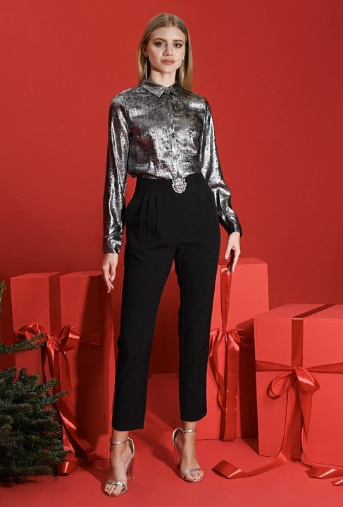 Czarne spodnie z ozdobną broszką