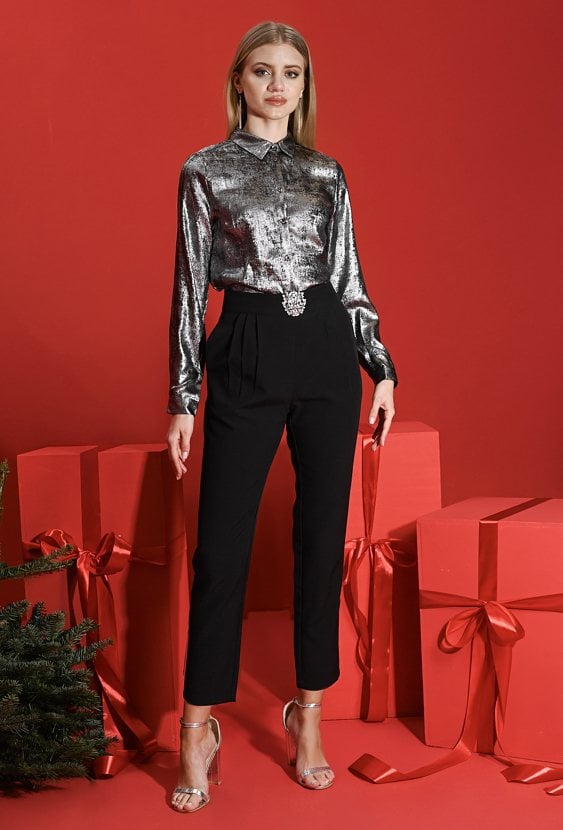 Czarne spodnie z ozdobną broszką