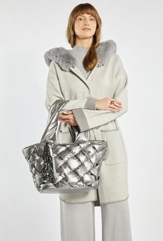 Pojemna torba z ciekawymi zawieszkami