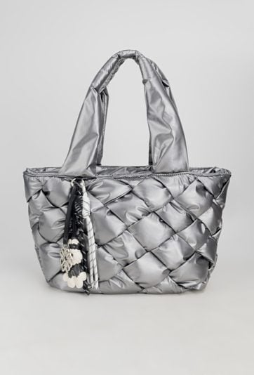 Pojemna torba z ciekawymi zawieszkami