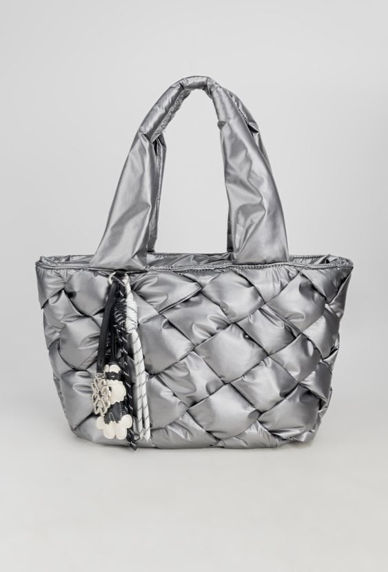 Pojemna torba z ciekawymi zawieszkami