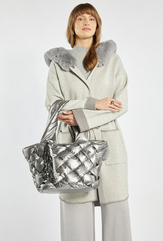 Pojemna torba z ciekawymi zawieszkami