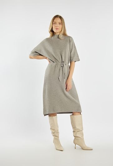 Dzianinowa sukienka z wiązaniem