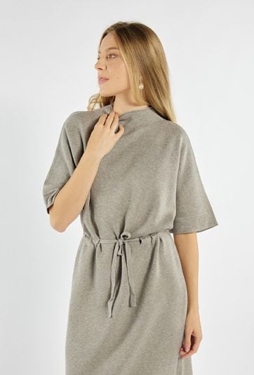 Dzianinowa sukienka z wiązaniem