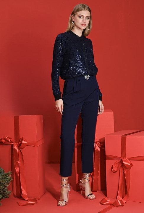 Granatowe spodnie z ozdobną broszką