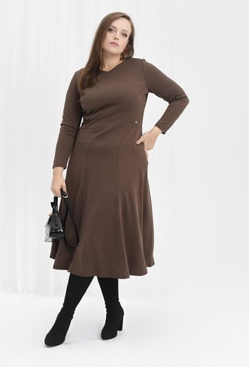 Elegancka sukienka z rozkloszowanym dołem