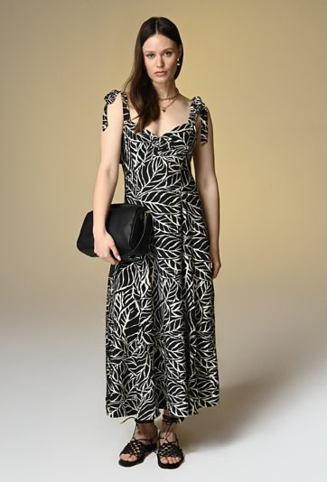 Wiskozowa sukienka z odkrytymi ramionami