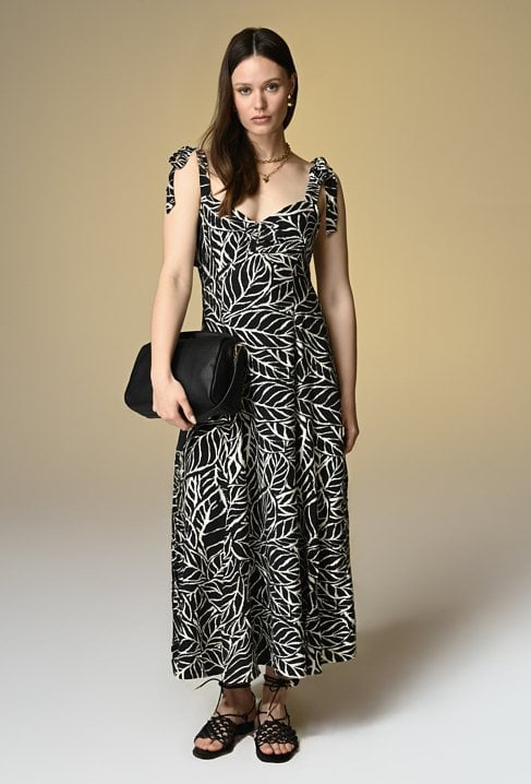 Wiskozowa sukienka z odkrytymi ramionami