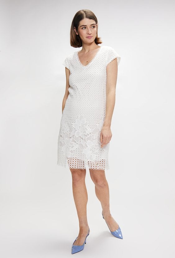 Dwuwarstwowa sukienka o prostym kroju