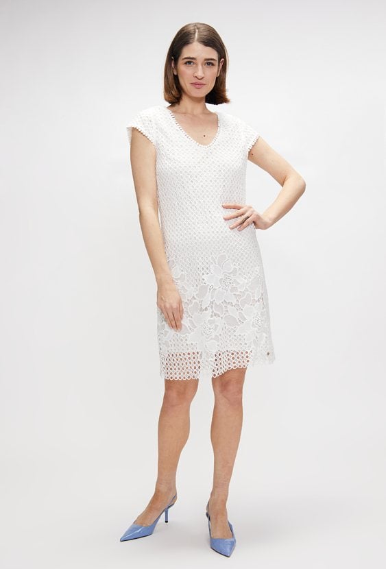 Dwuwarstwowa sukienka o prostym kroju