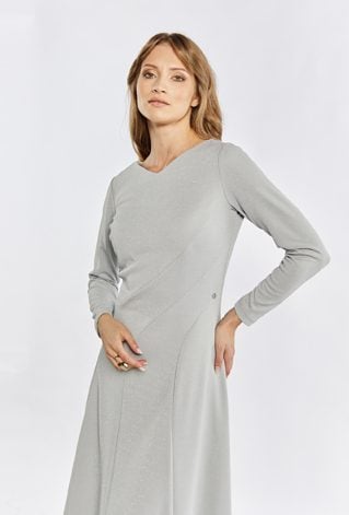 Elegancka sukienka z rozkloszowanym dołem