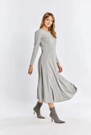 Elegancka sukienka z rozkloszowanym dołem