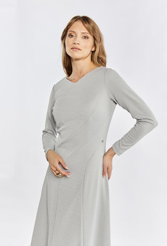 Elegancka sukienka z rozkloszowanym dołem