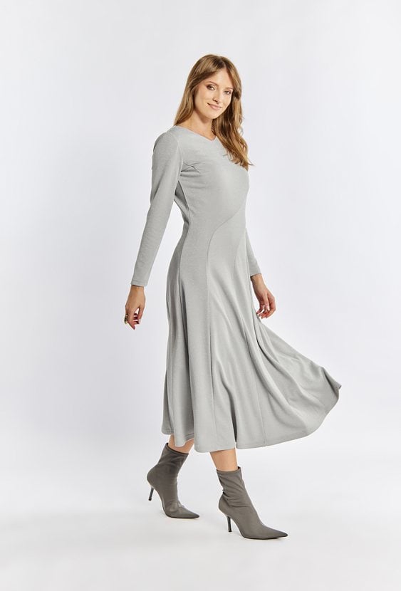 Elegancka sukienka z rozkloszowanym dołem