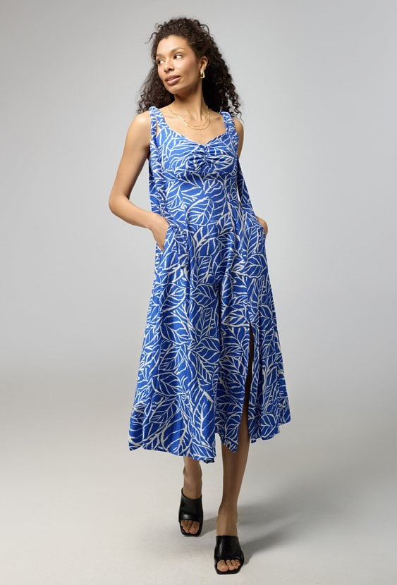 Wiskozowa sukienka z odkrytymi ramionami