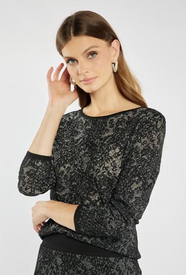 Sweter o subtelnym połysku