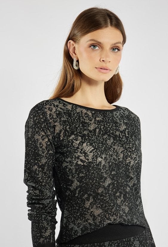 Sweter o subtelnym połysku