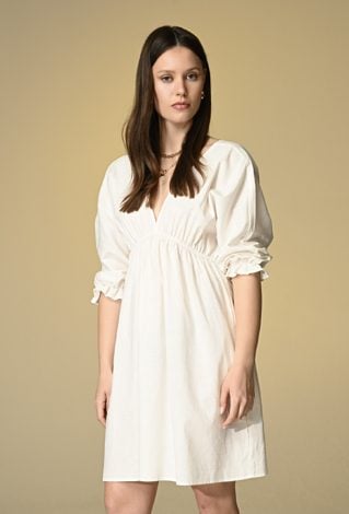 Śmietankowa sukienka z wycięciem na plecach