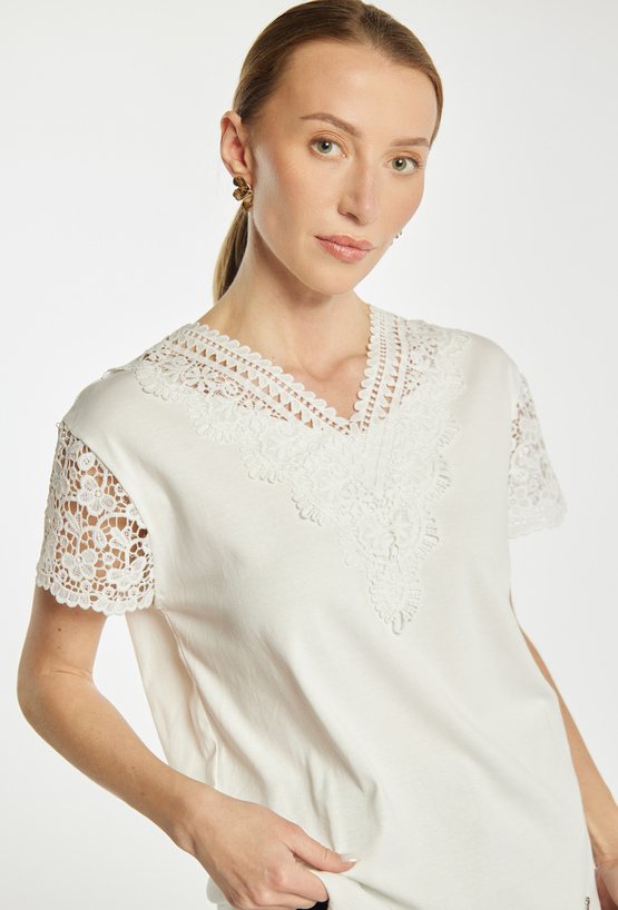 T-shirt z koronką
