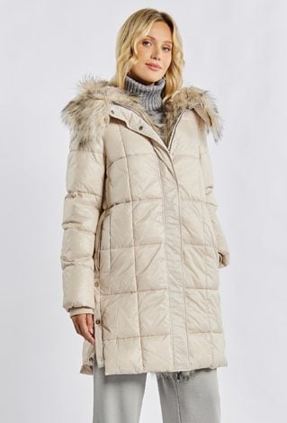 Pikowany płaszcz z futerkiem