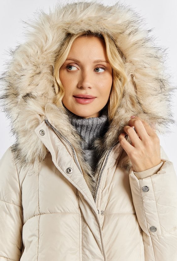 Pikowany płaszcz z futerkiem