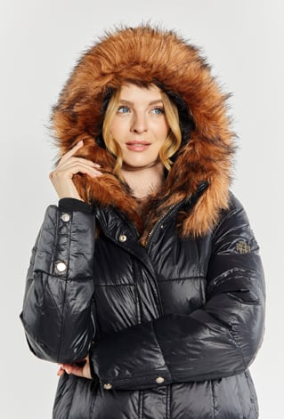 Pikowany płaszcz z futerkiem