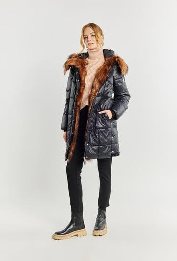 Pikowany płaszcz z futerkiem