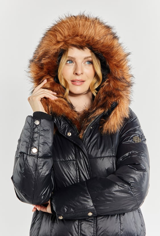 Pikowany płaszcz z futerkiem