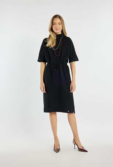 Dzianinowa sukienka z wiązaniem