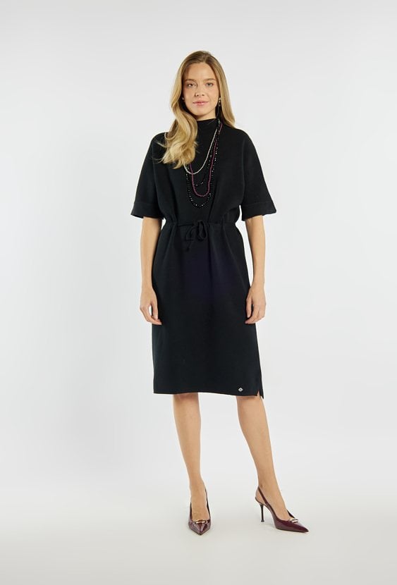 Dzianinowa sukienka z wiązaniem