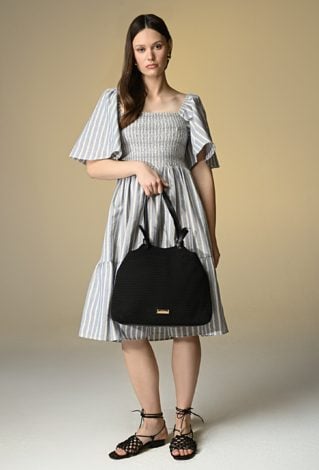 Sukienka w paski z hiszpańskim dekoltem