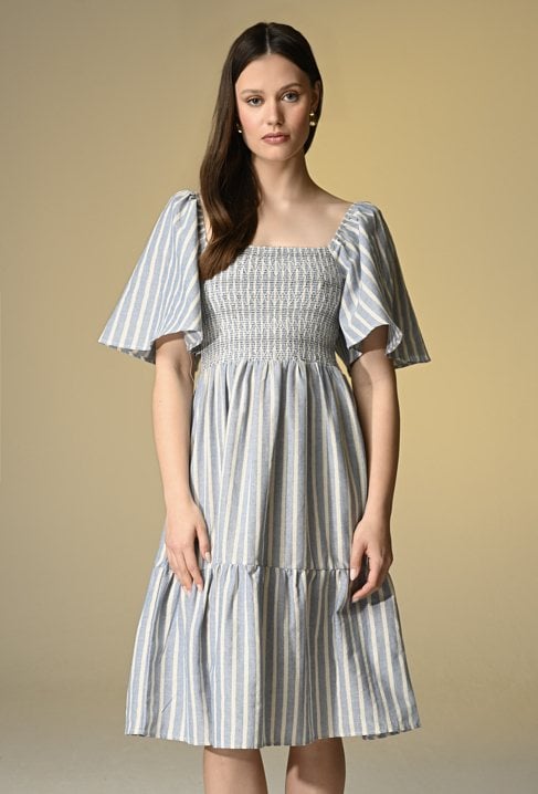 Sukienka w paski z hiszpańskim dekoltem