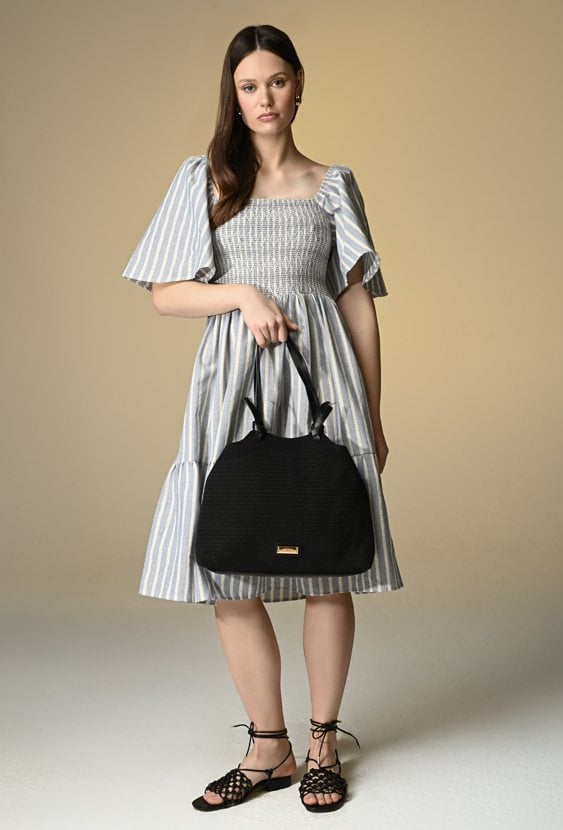 Sukienka w paski z hiszpańskim dekoltem