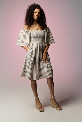 Sukienka w paski z hiszpańskim dekoltem