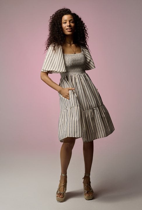 Sukienka w paski z hiszpańskim dekoltem