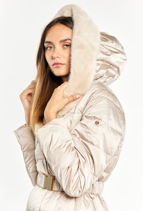 Pikowany płaszcz z paskiem