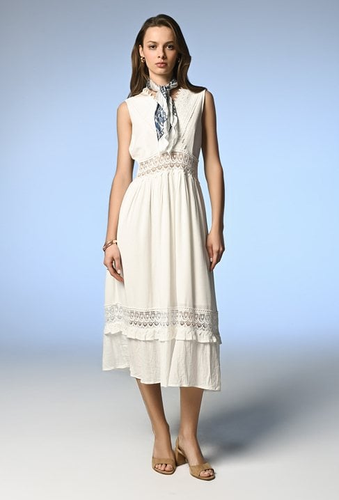 Sukienka z ażurowymi panelami