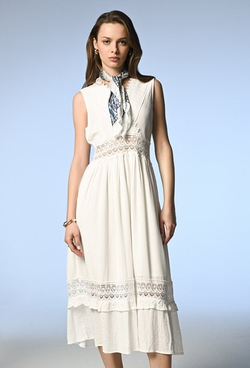 Sukienka z ażurowymi panelami